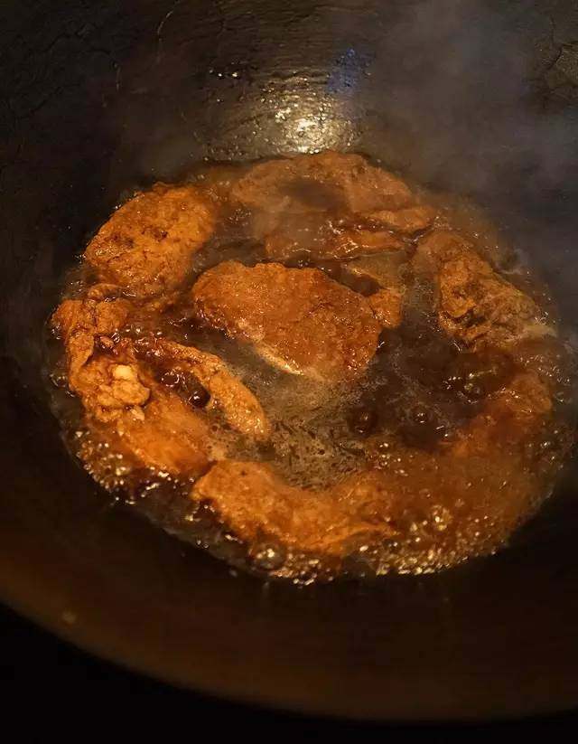 卤水素鸡,关至中小火炖煮15-20分钟
即将完成前试一试味道
如果略淡就适当补充一点点酱油
不需要加盐