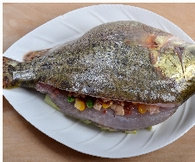 醋香怀胎鱼,将酿好馅的鱼小心放上去。