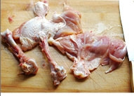乳香烤鸡腿,将琵琶腿洗净后，用刀将鸡腿去骨。