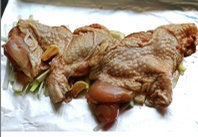 乳香烤鸡腿,将香葱切段，放在铺好锡纸的烤盘上，将腌制好的琵琶腿鸡皮朝上放在香葱上。