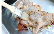 乳香烤鸡腿,将琵琶腿的表面刷上油。