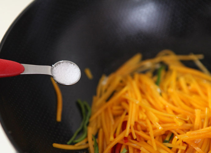炒南瓜丝,根据个人口味调入适量的盐。