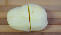 黑椒风琴土豆,土豆切成0.5cm的片，注意底部别切断
