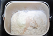 紫薯吐司,将除黄油以外的所有面团材料放入面包桶内，揉面约15-20分钟。