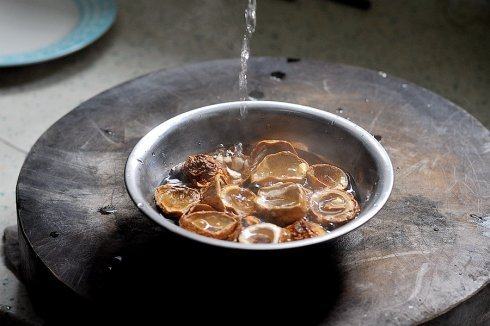 金汤团圆香碗,干姬松茸伞盖用温水泡软