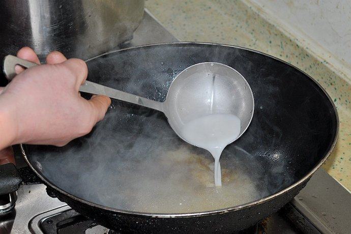 金汤团圆香碗,原汤用水淀粉勾芡浇在香碗上即可