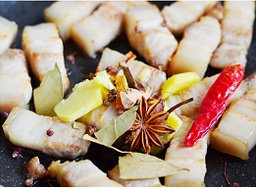红枣焅肉,加入各种香料，翻炒均匀。