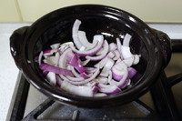 和风咖喱乌冬面锅,锅底放1大勺油，下洋葱煸炒至透明。