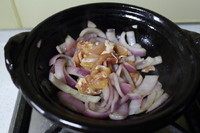 和风咖喱乌冬面锅,再放入鸡肉煸炒至变色。