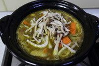 和风咖喱乌冬面锅,放入胡萝卜和蘑菇再次煮开。