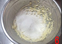 米奇饼干,筛入低筋面粉
