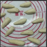 枣泥蘑菇包,预留的那块面团揉匀搓细长，切成四五公分左右的段儿。