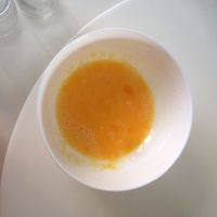 盆栽布丁,鸡蛋加入糖粉打散（也可以只用蛋黄，要3个蛋黄，口感会比用全蛋更好）