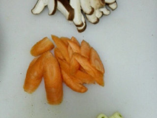 香菇炒菜花,胡萝卜、香菇、大蒜切片