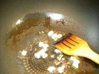 香菇炒菜花,油锅烧热，放蒜片、花椒爆香