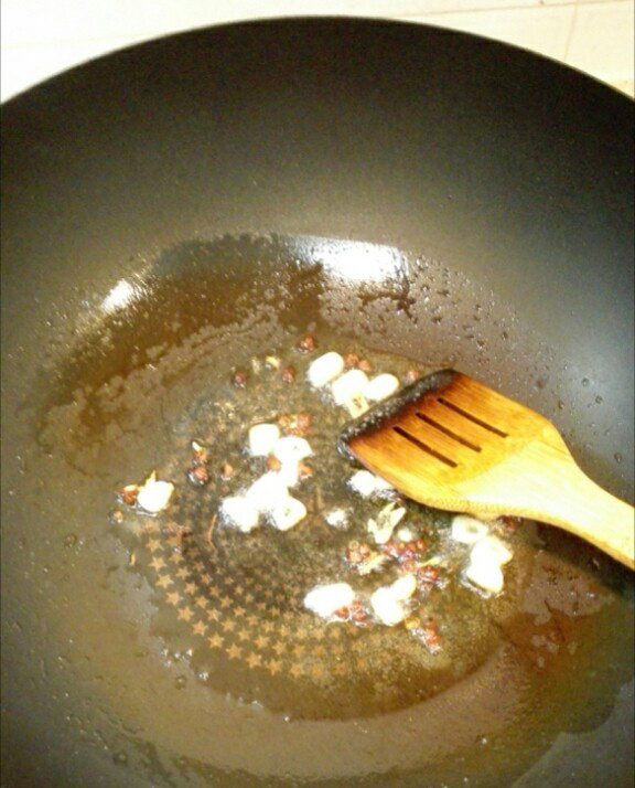 香菇炒菜花,油锅烧热，放蒜片、花椒爆香