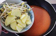 韩式大酱汤,水烧热后，将土豆豆芽放入大火烧开
