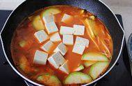 韩式大酱汤,加入豆腐和西葫芦，等到锅再次烧开