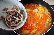 韩式大酱汤,将事先炒好的牛肉放入锅中