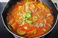 韩式大酱汤,加入青椒和蒜末