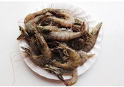 美味蝴蝶虾节,如果是从菜场买回来的鲜虾，最好在冰箱里冻十几分钟，