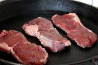 特色煎牛排,取一铸铁锅，烧热铁板，保持高温大火，将牛肉放入。注：首先是无油干煎，为了锁住牛排内部的湿润度