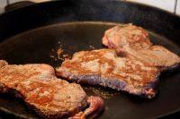 特色煎牛排,当散发出煎炸的香味，在牛肉变焦之前翻一面，将另一面也煎成深褐色，每面大约是20秒