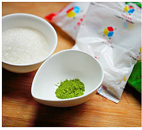 抹茶凉粉,广西白凉粉100g、白糖适量、抹茶粉适量