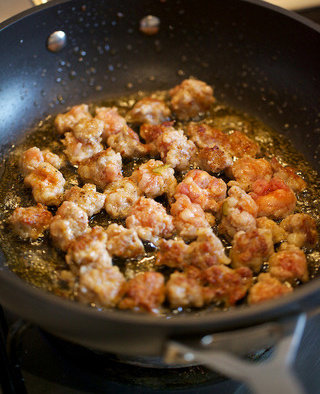 黑醋蘑菇和意式香肠填彩椒,和迷迭香一同放入煎锅中火煎至出油，直至各面呈略带焦糖色