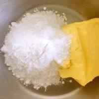 柠檬小饼干,黄油室温软化放在大碗里，加入糖粉和盐。