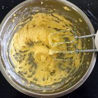 柠檬小饼干,轻轻搅拌使糖粉和黄油混合均匀。不需要打发黄油。