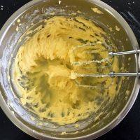 柠檬小饼干,把柠檬汁倒入黄油里，轻轻搅拌，使柠檬汁和黄油混合均匀。