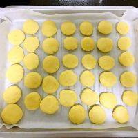 柠檬小饼干,排放在铺好油纸的烤盘上，中间要留好距离。