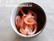 泰式大虾粉丝沙拉,大虾提前去虾头虾壳，有虾籽的话要留下，口感会更好。
