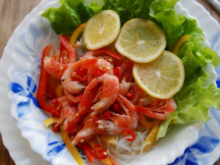 泰式大虾粉丝沙拉,将粉丝、虾仁、柠檬片、甜椒丝等混合，淋入调好的味汁，混合均匀即可食用。