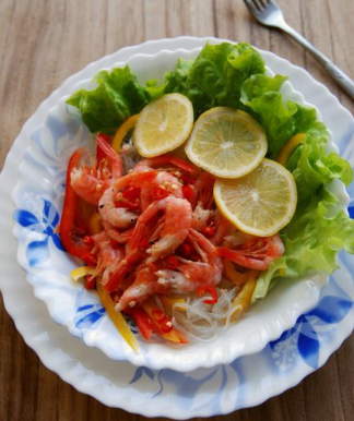 泰式大虾粉丝沙拉,将粉丝、虾仁、柠檬片、甜椒丝等混合，淋入调好的味汁，混合均匀即可食用。