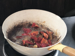 蒜苔五花肉,加入红椒，炒匀