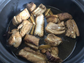 白萝卜炖猪肉,锅里加适量开水煮开后转小火，慢炖至排骨酥烂。
