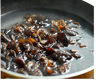 黑木耳拌鸭胗,锅中加适量清水烧沸，入泡发好的木耳焯水