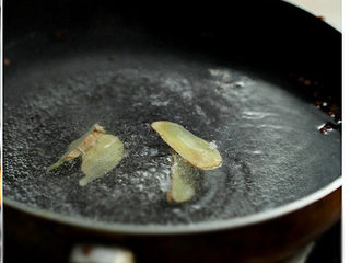黑木耳拌鸭胗,锅中水烧开，放入姜片、花椒煮沸2-3分钟