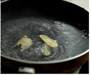 黑木耳拌鸭胗,锅中水烧开，放入姜片、花椒煮沸2-3分钟