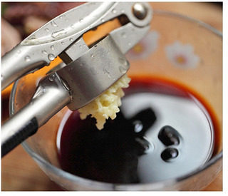 黑木耳拌鸭胗,将适量生抽倒入碗中，用压蒜泥器压出蒜泥放入碗中