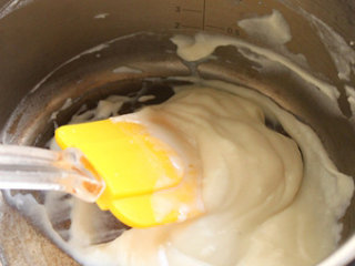 海苔肉松面包卷,将85克鲜奶和15克高粉混合搅拌均匀，开小火，边煮边搅拌，直到形成糊状。放凉后盖上保鲜膜，放入冰箱冷藏半个小时