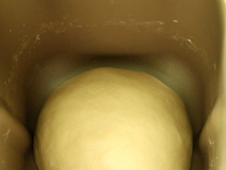 海苔肉松面包卷,将除黄油外所有面团材料揉至能拉出厚而且很脆弱的膜的时候放入黄油继续揉至揉至扩展阶段