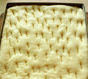 海苔肉松面包卷,放在温暖湿润的地方（36-38度，85%的湿度）处进行第二次次发酵，直到面包体积膨胀至2倍大为止。再用叉子叉一些小洞，防止面团在烘烤时鼓起来