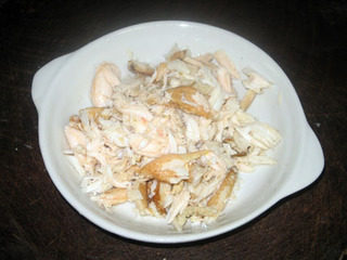 桂花蟹肉,螃蟹煮熟后，取出蟹肉待用。