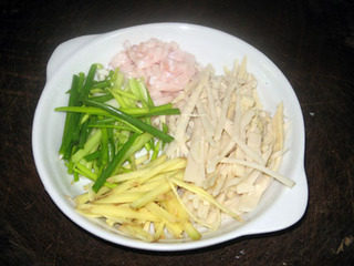 桂花蟹肉,将鲜笋、姜葱、肥肉切丝待用。