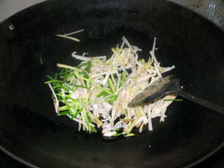 桂花蟹肉,起油锅，将鲜笋、肥肉、姜葱下锅煸香。