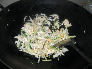 桂花蟹肉,锅里的所以材料炒熟。