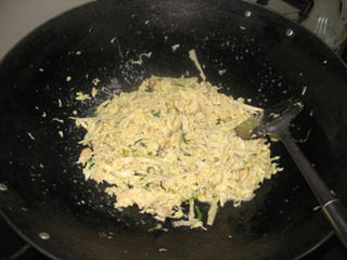 桂花蟹肉,将所有材料快速煸炒，鸡蛋炒成桂花状就可以出锅了。